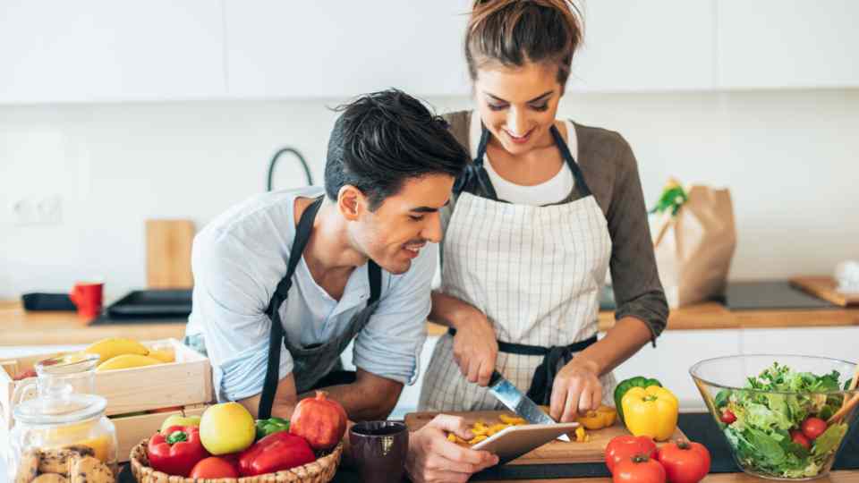 Couple cooking to support BMI and weight loss
